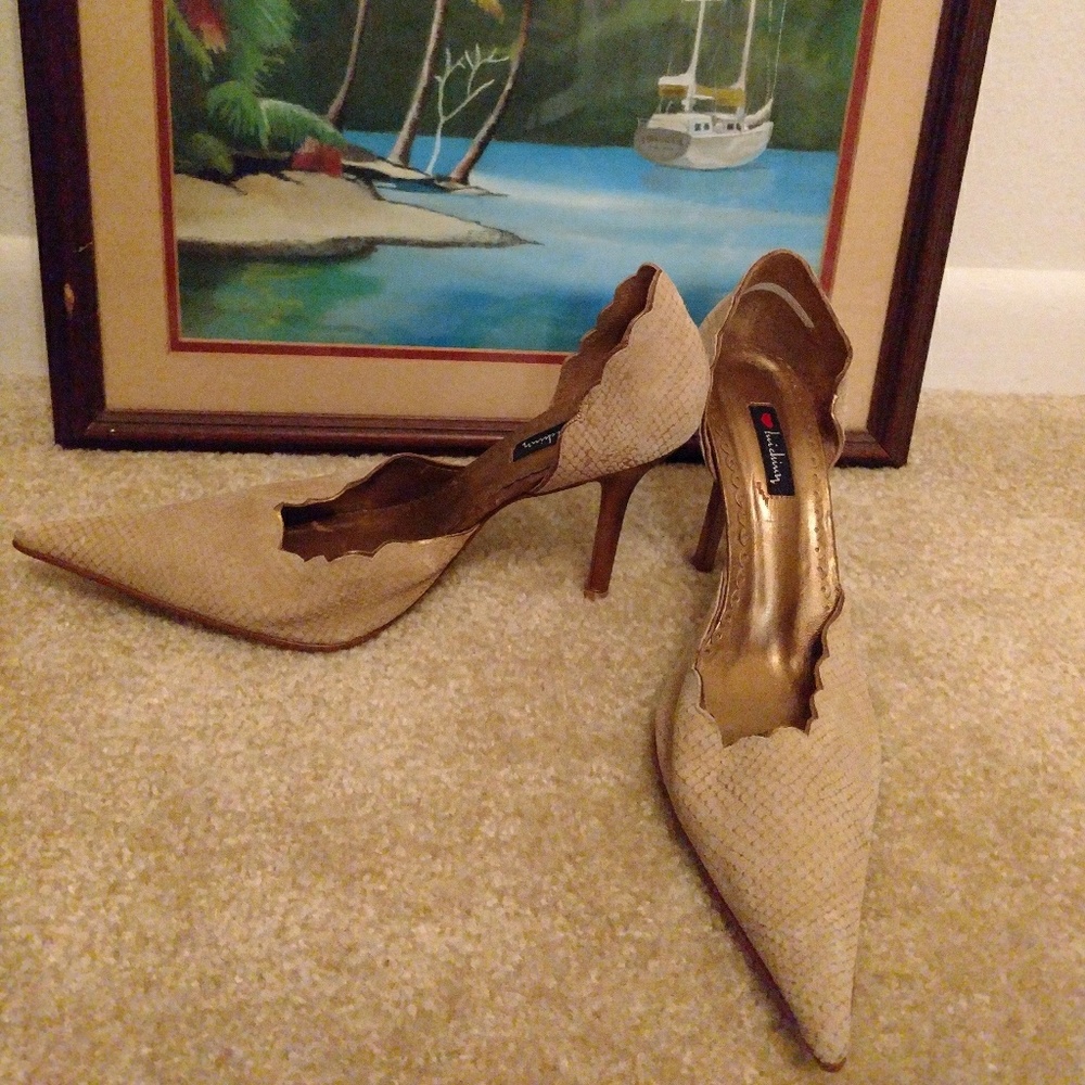 Scalloped Edge Pumps